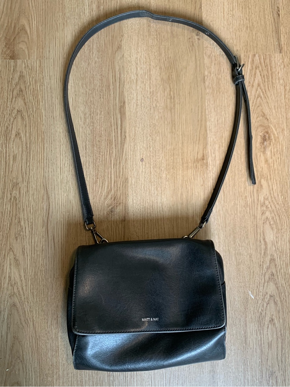 Matt & Nat Vegan Faux Leather Black Shoulder Purse Bag Zipper and Magnetic Close